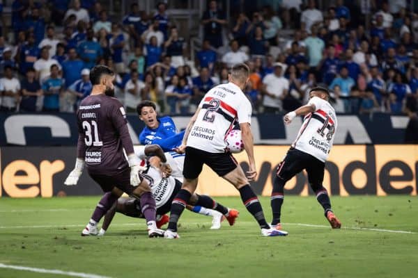 São Paulo repete falhas, é superado pelo Cruzeiro e segue estagnado no Brasileirão