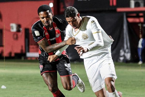 Erick e Matheuzinho marcam duas vezes cada em goleada do Vitória sobre a Chapecoense