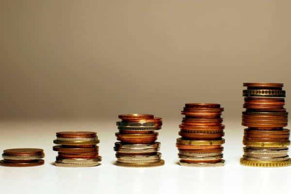 Rali desacelera e juros encerram estáveis em meio a incertezas fiscais