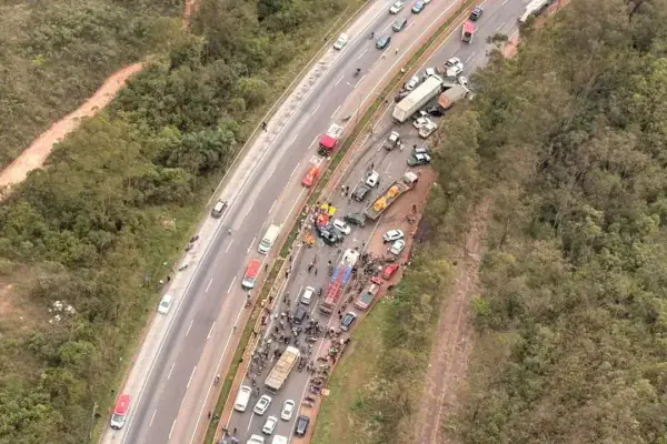 Engavetamento com pelo menos 20 veículos deixa cinco feridos e bloqueia BR-040, na Grande BH