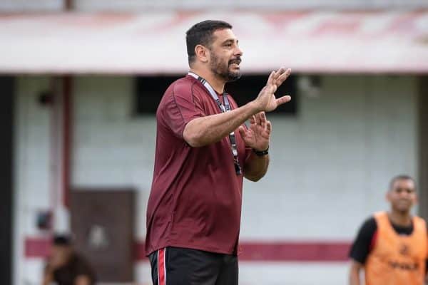 Diego Souza critica Mancuso após cancelamento de sua licença de técnico por má-fé