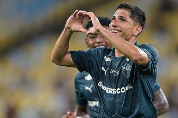 Savarino acaba com jejum, faz hat-trick na goleada sobre o Coritiba e leva Fluminense ao terceiro lugar
