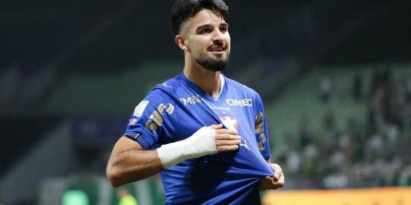 Palmeiras domina o Bahia em casa e encurta diferença para o Flamengo