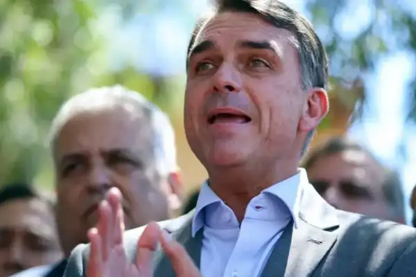 Flávio Bolsonaro celebra apoios que não param de chegar e diz estar muito feliz