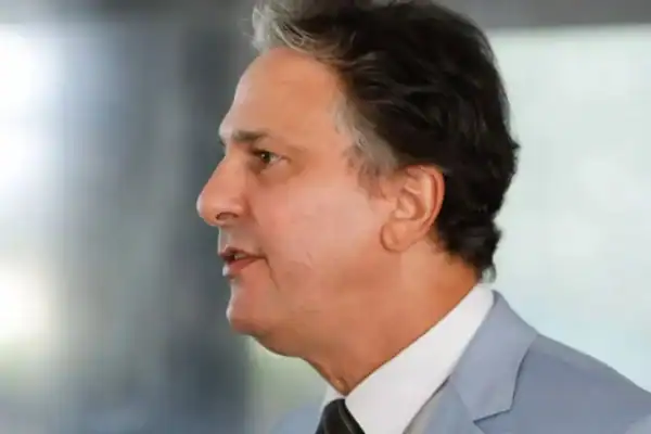 Camilo Santana afirma que campanha de Lula processará Veja e Vorcaro por reportagem falsa