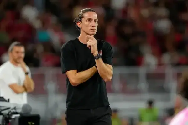 Marca chama Filipe Luís de ‘invencível’ e vê o brasileiro ameaçar hegemonia do PSG