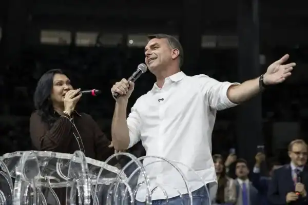 Flávio Bolsonaro afirma enfrentar ‘inimigos mentirosos’ e que Brasil vive ‘guerra espiritual’