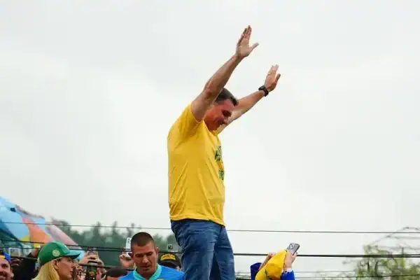 Flávio Bolsonaro pede votos e reafirma que receberá faixa presidencial do pai