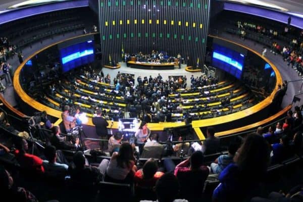 A incerteza persiste: deputados permanecem vulneráveis nas urnas apesar de recursos crescentes