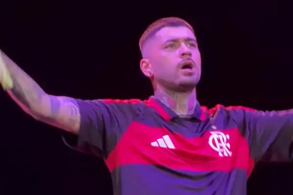 Zayn Malik veste camisa do Flamengo em SP, pede desculpas e troca por camisa do Palmeiras