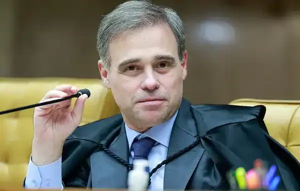 Mendonça dá três horas para CUT excluir posts contra Flávio Bolsonaro e rejeita vetos