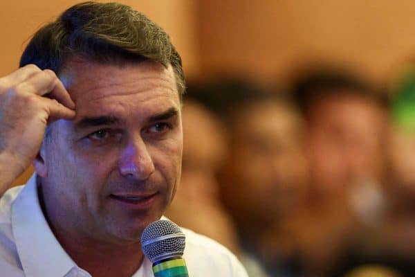 Por que o TSE determinou que Flávio Bolsonaro remova vídeo enganoso ligando uso de drogas a ato pró-Lula na Paulista