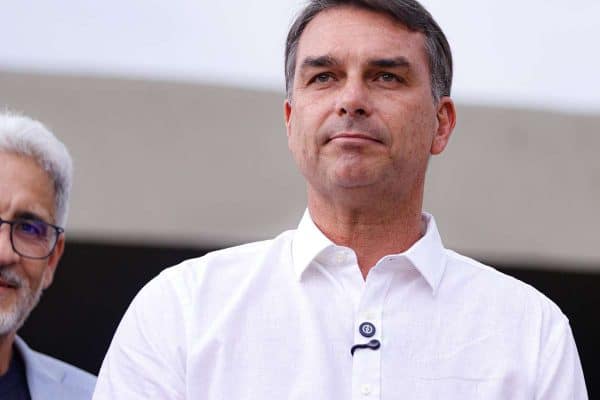 TSE decide por unanimidade barrar propaganda que associa Flávio Bolsonaro ao crime organizado