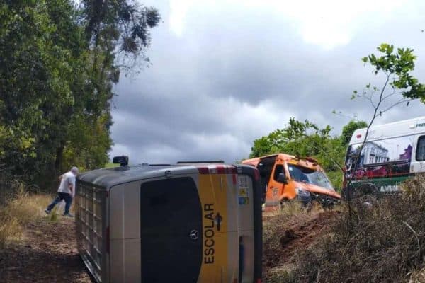 Van de transporte escolar tomba e deixa seis feridos em Erechim