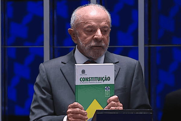 Lula usa tom eleitoral ao promulgar fim da escala 6×1 e nega que medida gerará crise