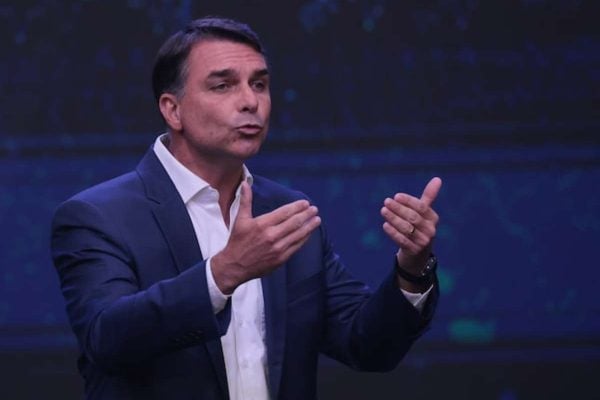 Revista afirma que Flávio Bolsonaro promoveu festa com acompanhantes em lancha