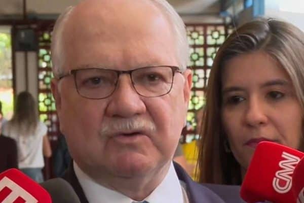 Edson Fachin vota em Brasília e afirma que o próximo presidente eleito terá desafios