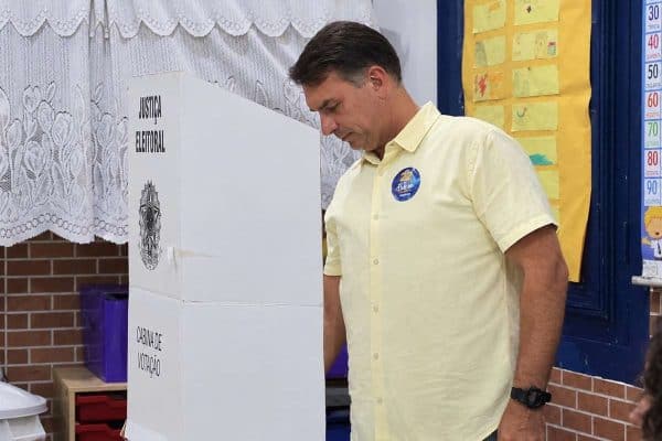 “Pacífico, mas hostil”: comerciante descreve clima durante votação de Flávio Bolsonaro