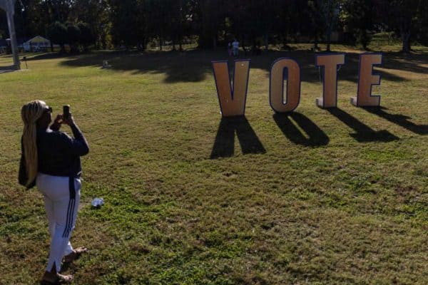 Voto antecipado recorde e ofensiva judicial de Trump marcam as midterms