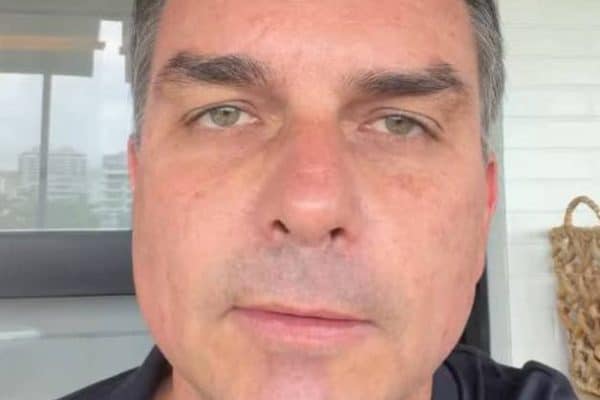 Flávio Bolsonaro acusa “amigos de Lula” após cancelamento do debate da Globo