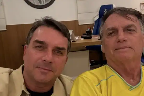 Flávio Bolsonaro visita o pai e revela como ele reagiu ao resultado das eleições