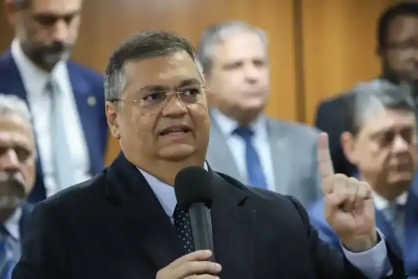 Flávio Dino manda PF investigar possível interferência estrangeira nas eleições brasileiras