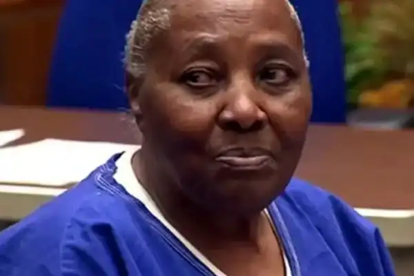 Mulher é libertada aos 74 anos após passar 32 anos presa por crime cometido pelo namorado