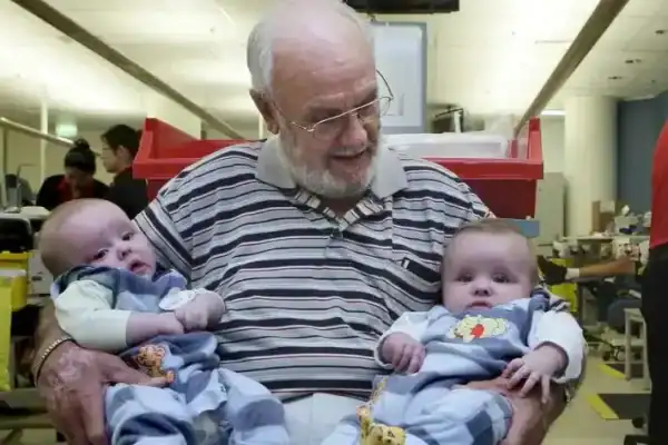 Homem doa sangue por 64 anos e ajuda a salvar mais de 2 milhões de bebês