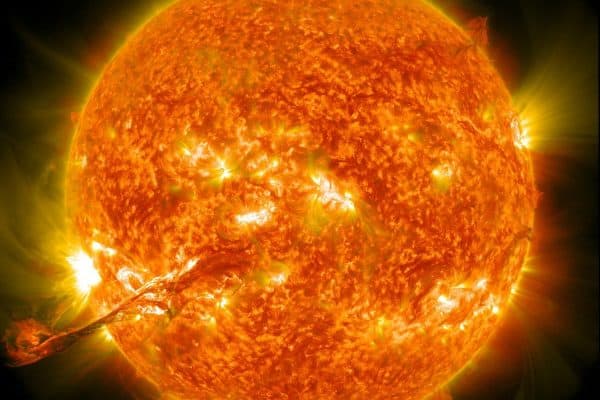 Sol dispara tempestade em direção à Terra e planeta entra em alerta; veja o que pode acontecer