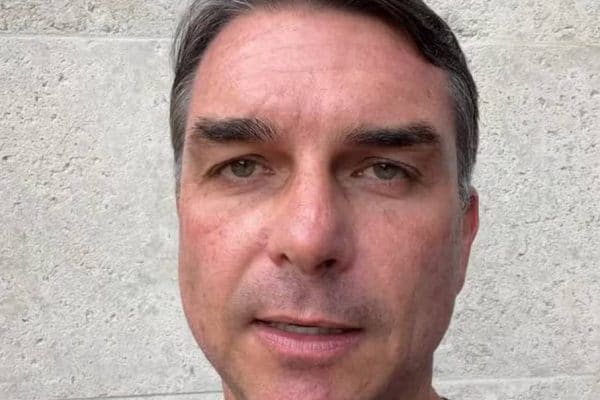 ChatGPT ajudou a escrever carta de Flávio Bolsonaro e jornalista revela erros nas versões