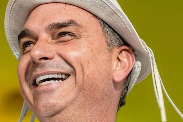 Flávio Bolsonaro aciona TSE contra Lula e Alckmin e pede cassação da chapa