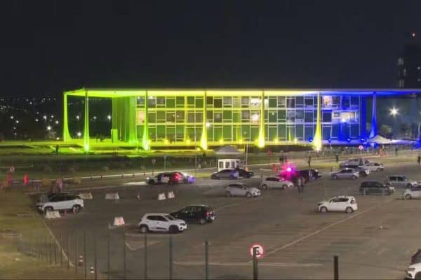 O que havia na mochila? Homem é detido após tentar pular grade do STF