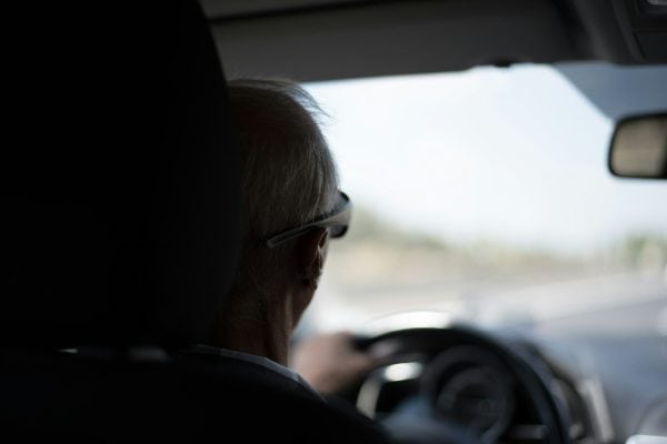 Idosos podem ganhar isenção de imposto na compra de carro novo; veja quem teria direito
